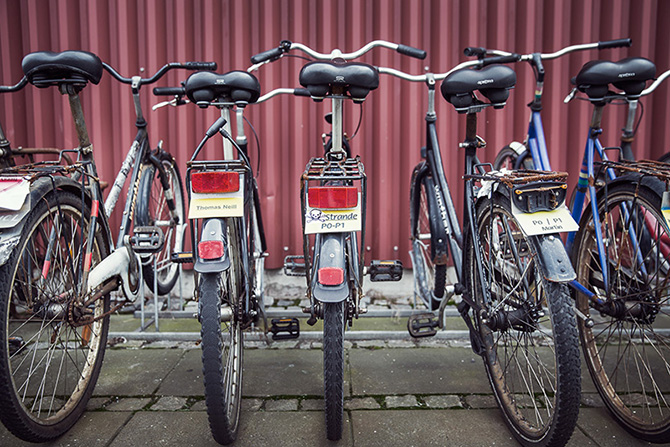 Der er også et af skiltene på cyklerne i cykelstativerne på Cheminova, der står Bent Hansen på. Foto: Anders Trærup.