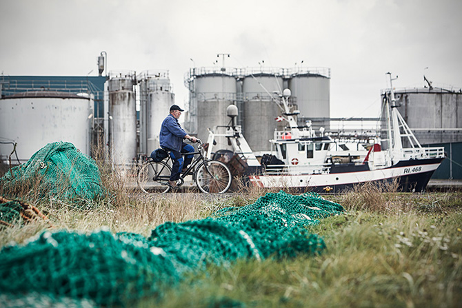 Thyborøn Havn er den havn i Danmark, hvor der landes flest rødspætter. Det skyldes havnens placering nær de bedste fangstpladser. De største mængder landes af store fiskefartøjer, som for hovedpartens vedkommende er hjemmehørende i Thyborøn. Foto: Anders Trærup.
