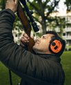 Det er teamleder for gartnerafdelingen her på AU, Stefan Boldsen Hansen, der regulerer rågebestanden. 